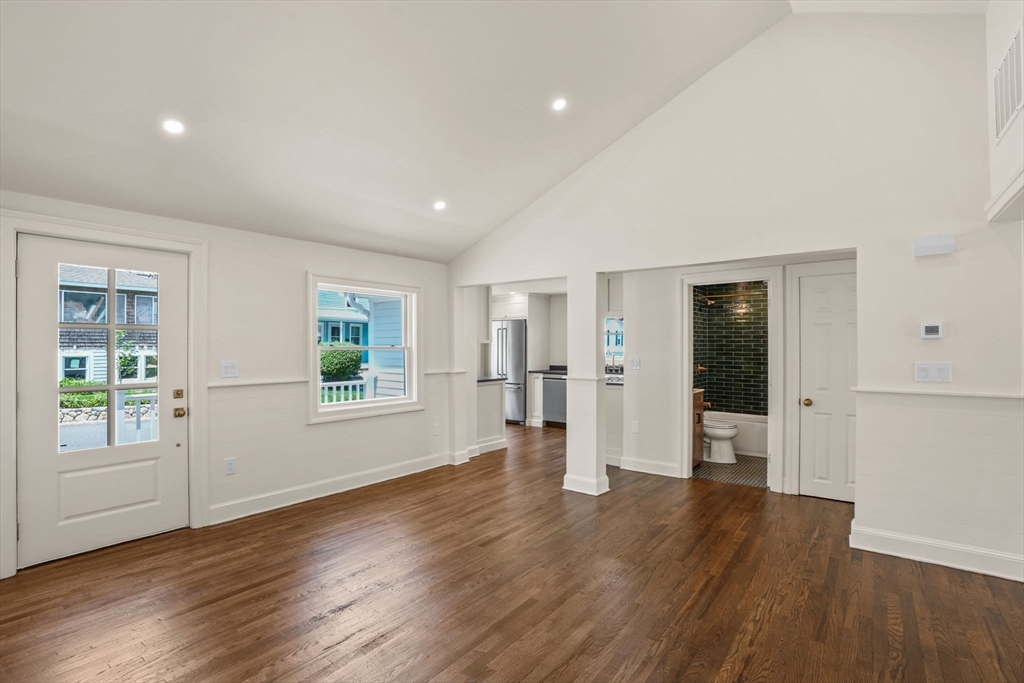 10 Mayflower Ave
