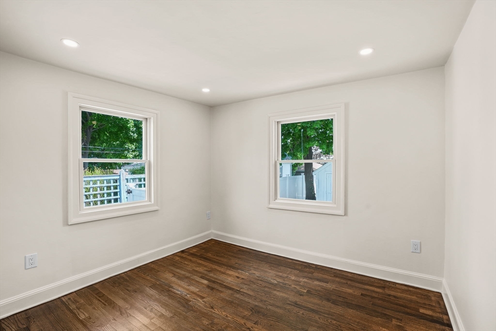 10 Mayflower Ave
