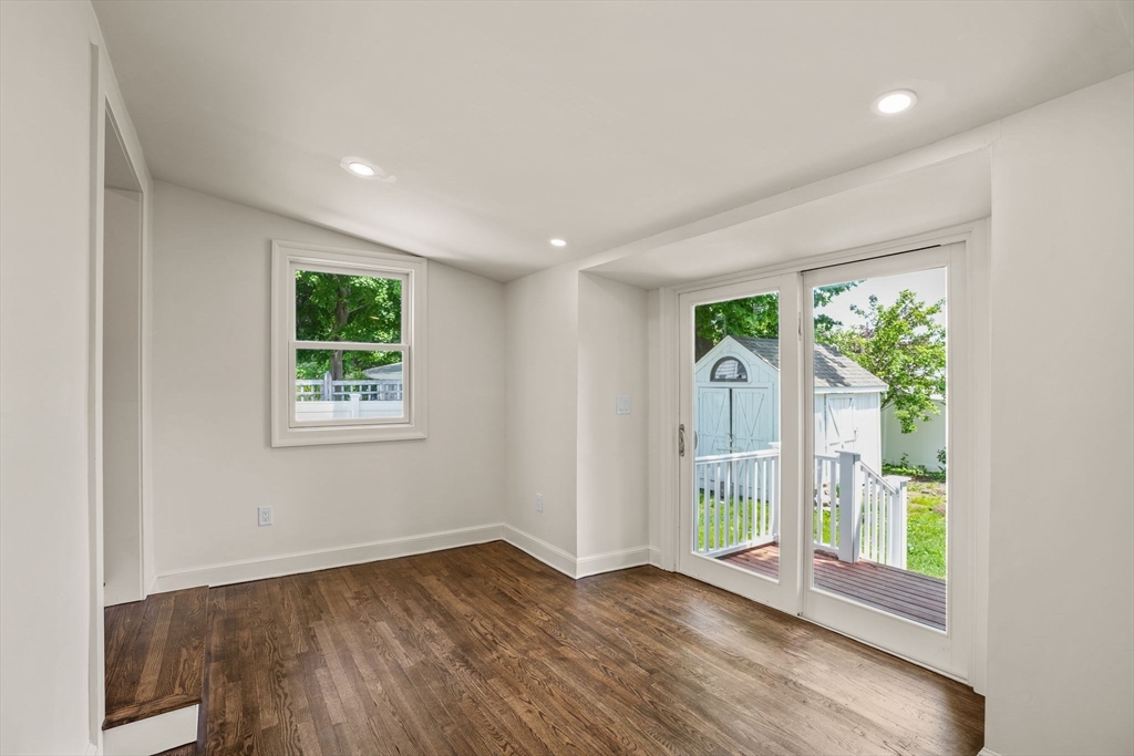 10 Mayflower Ave