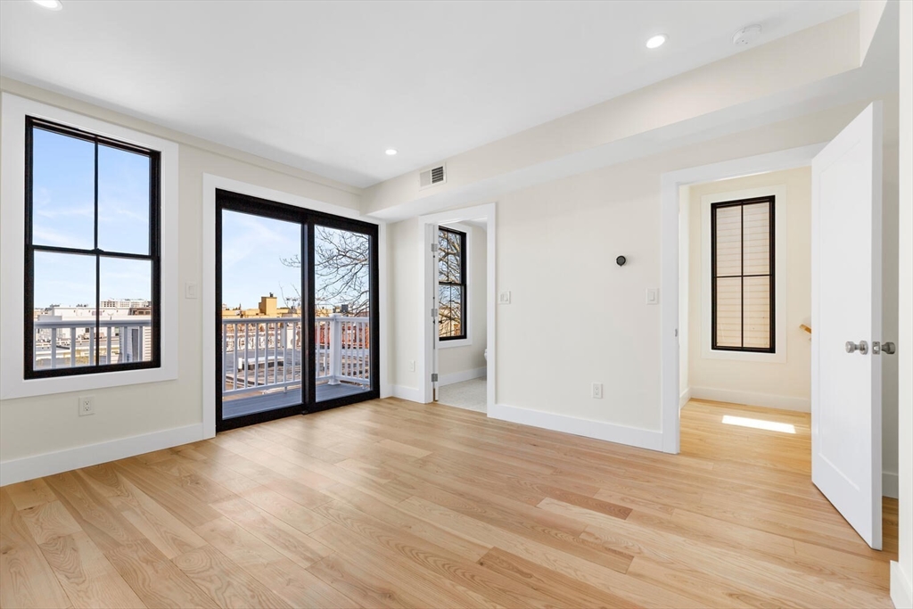 300 W 3rd St