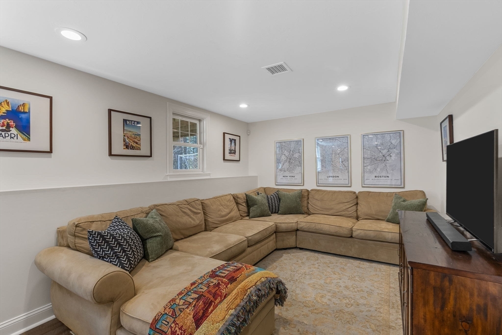 11 Lisa Ln