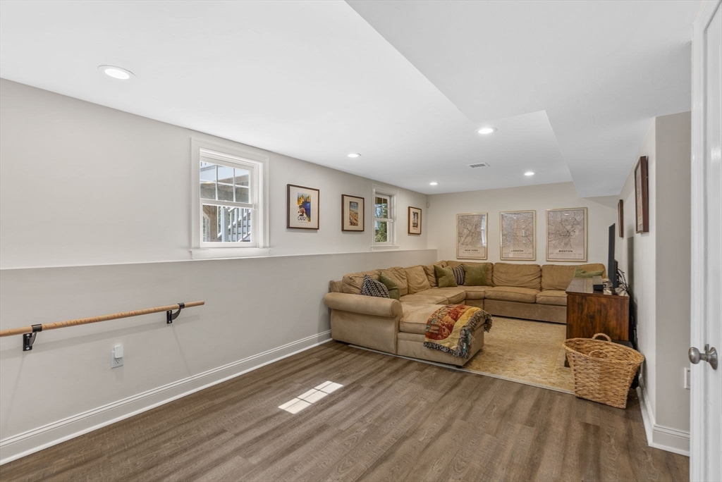 11 Lisa Ln