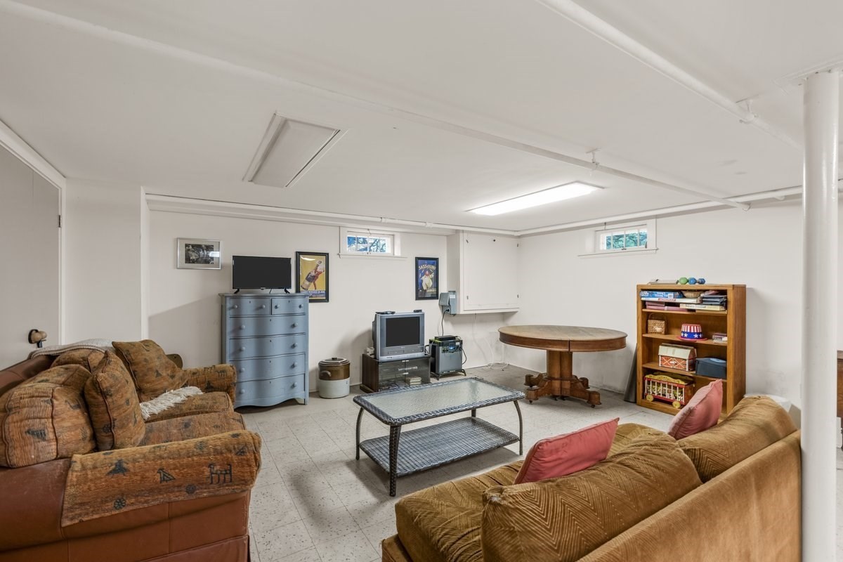 11 Cedar Lane