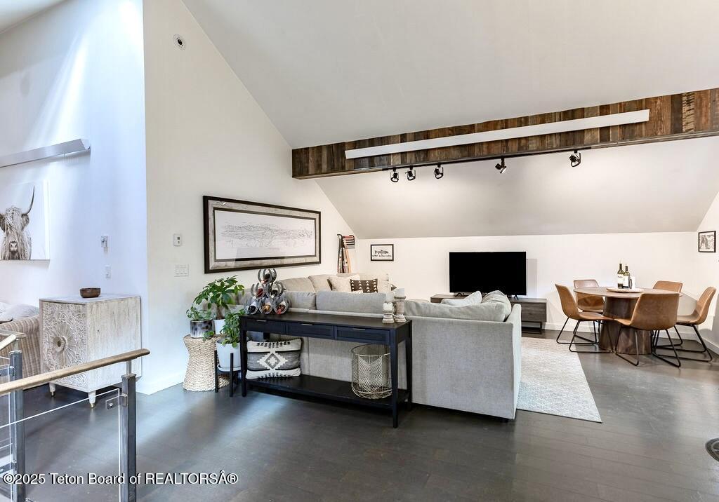 1055 MAPLE Way, 32