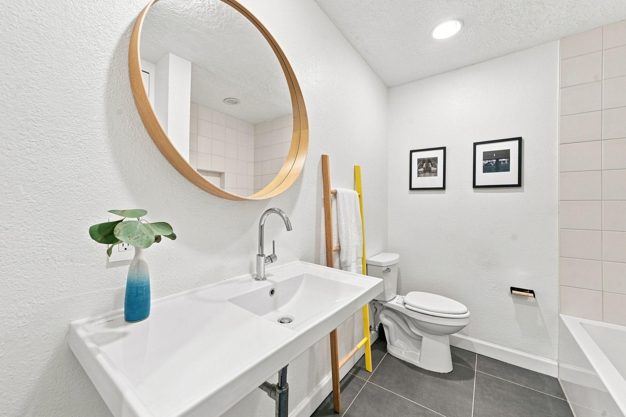 742 W 42nd Street