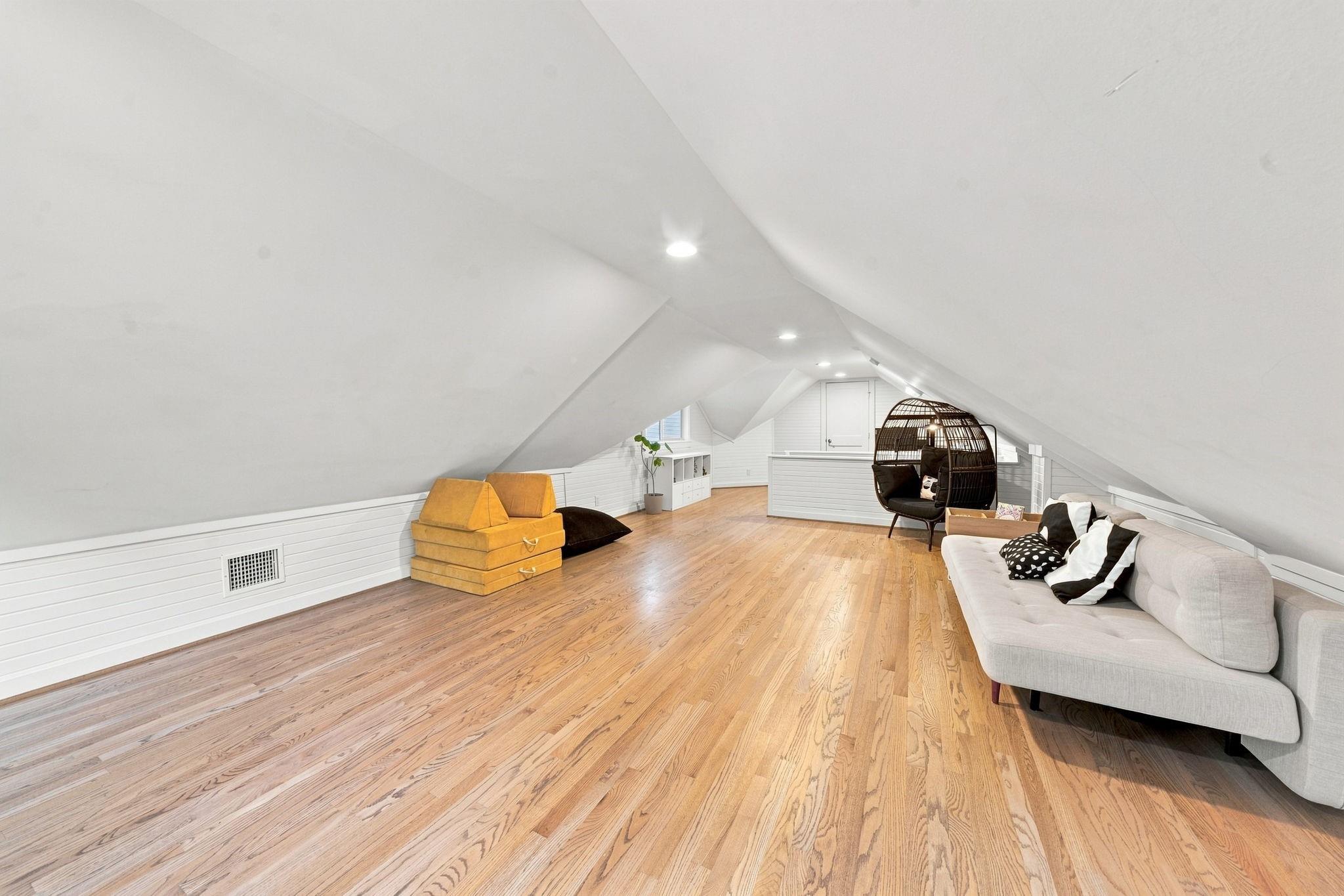 742 W 42nd Street
