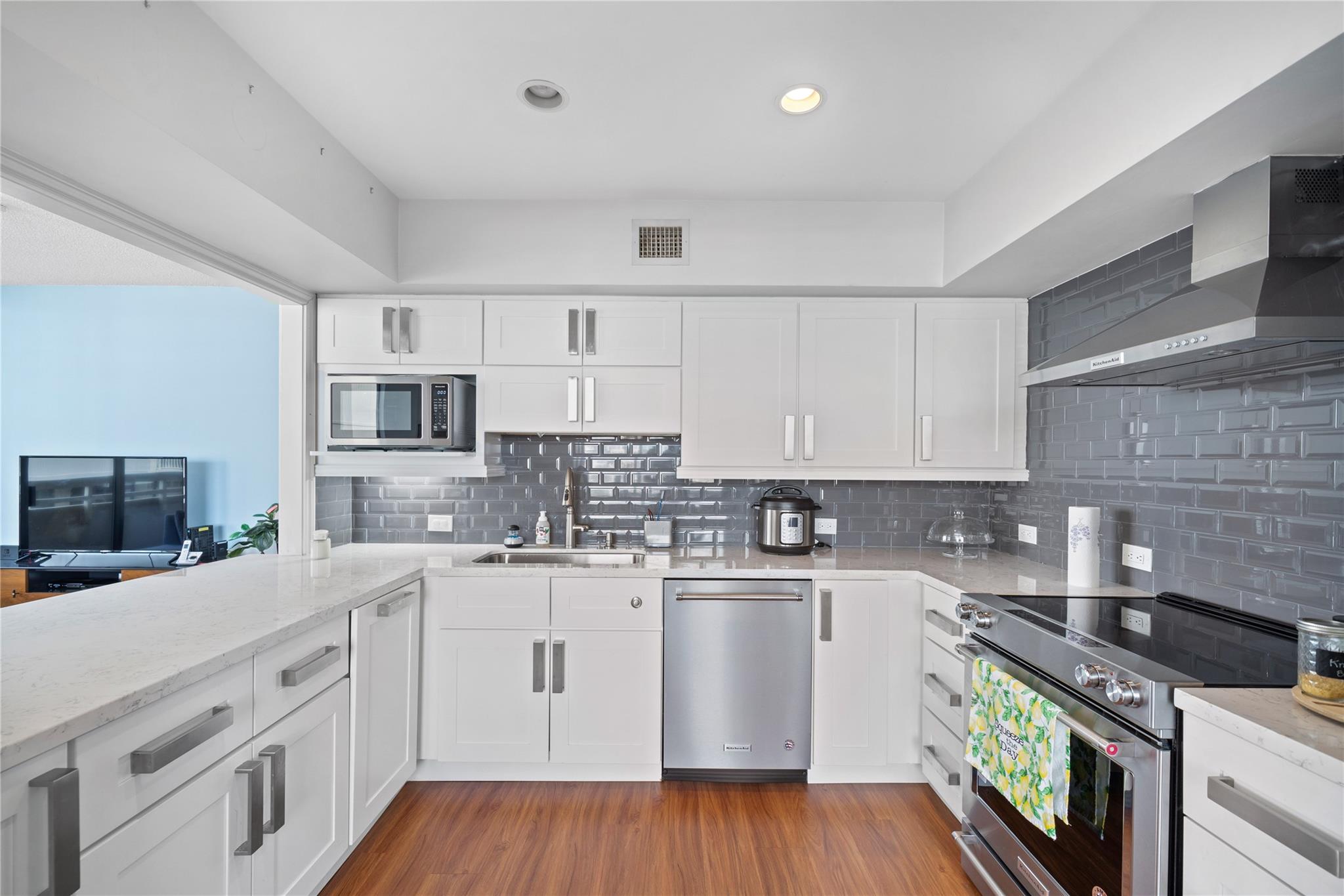 15 Greenway Plaza # 25J