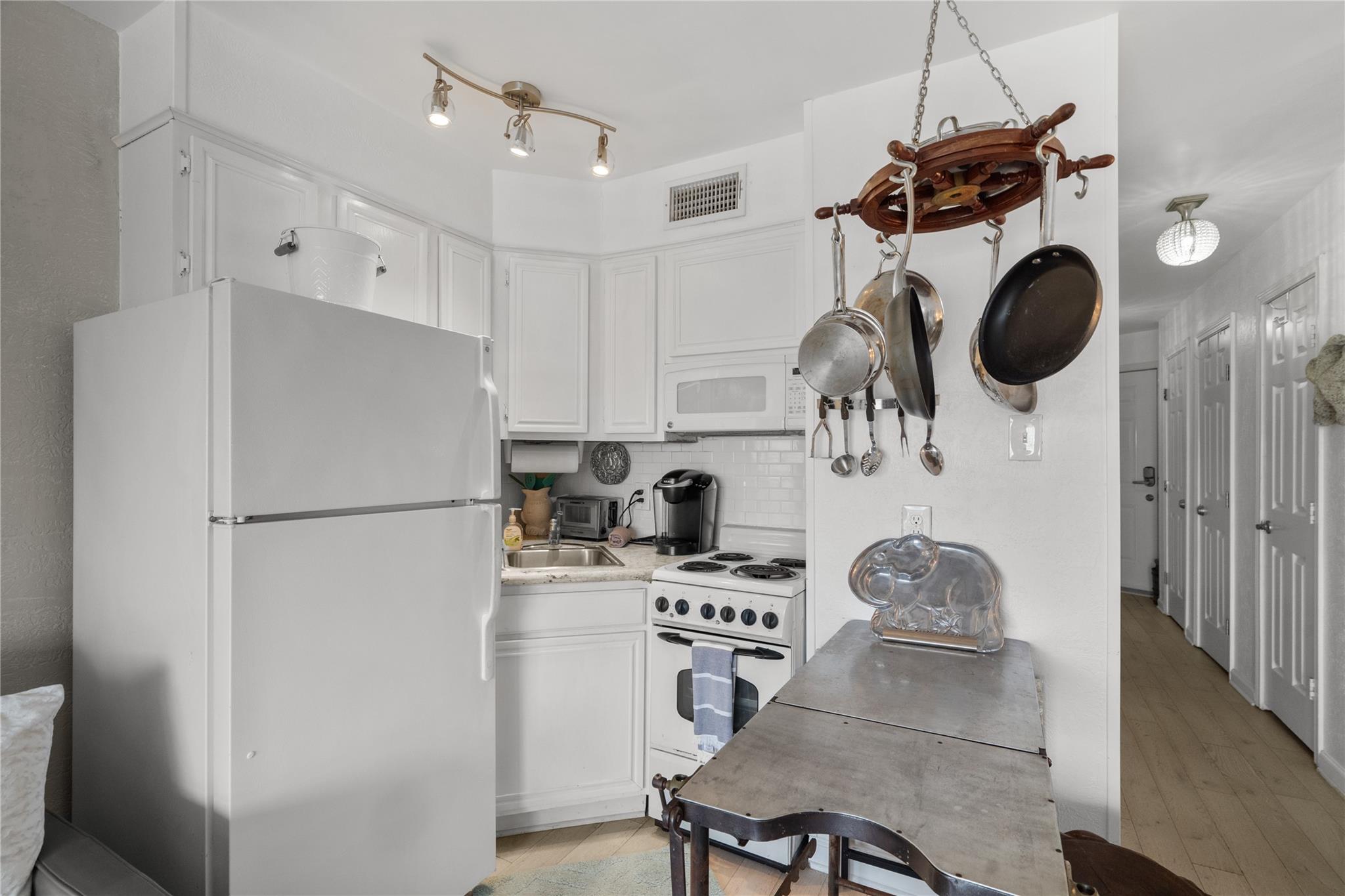 6102 Seawall Boulevard