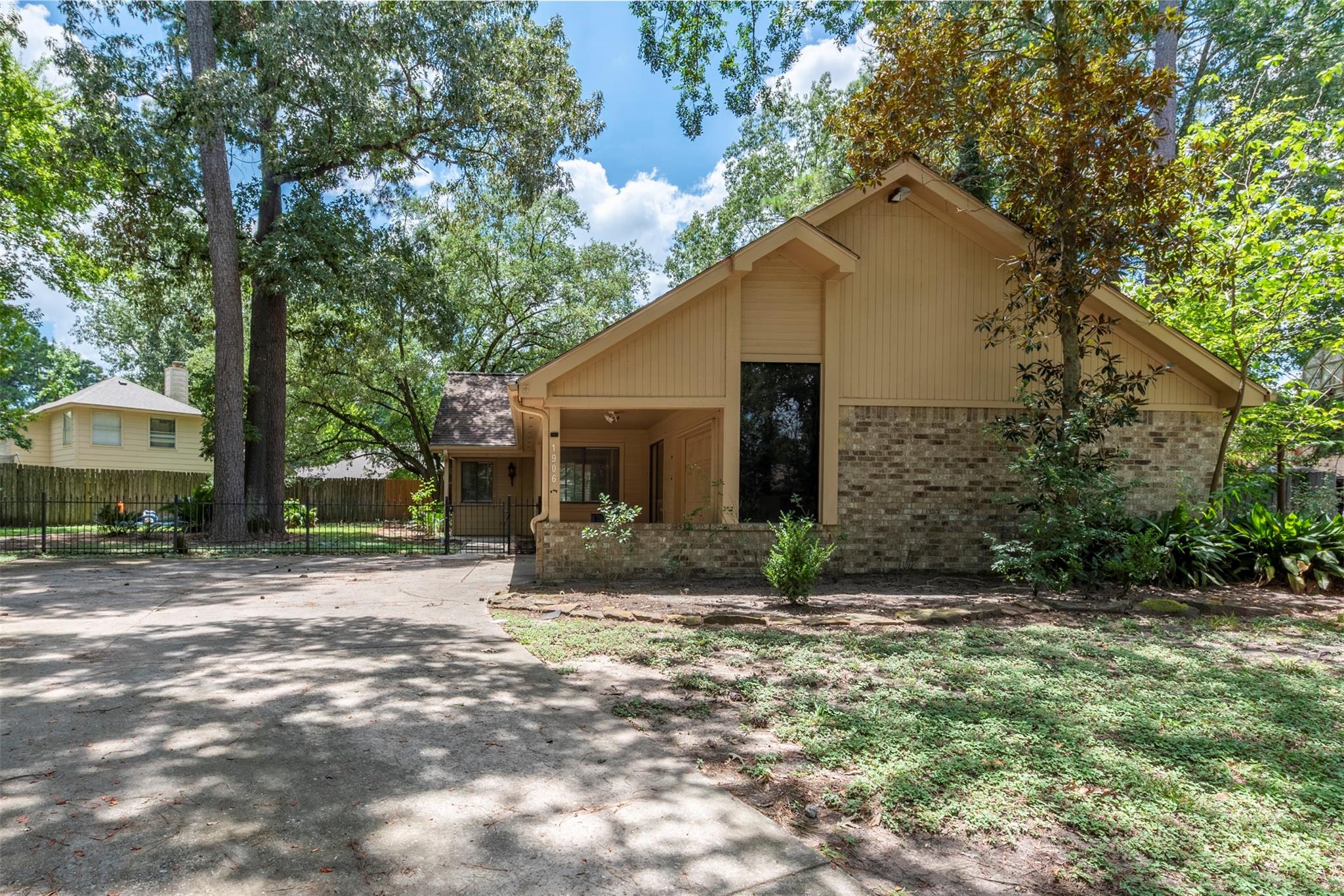 1906 Woodhue Drive