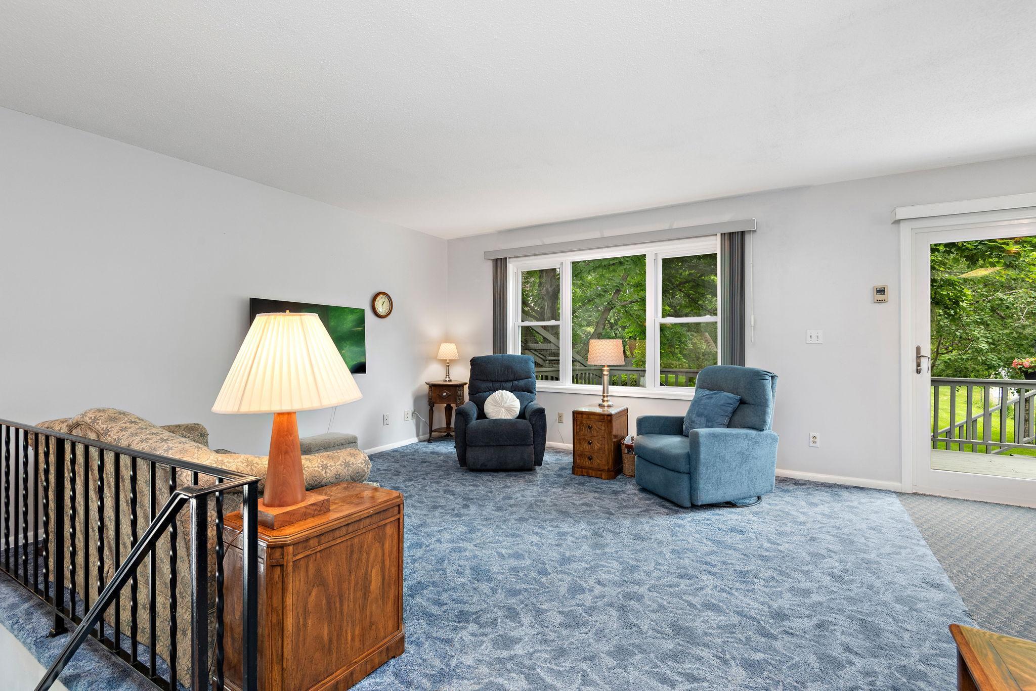 5870 Main Street W