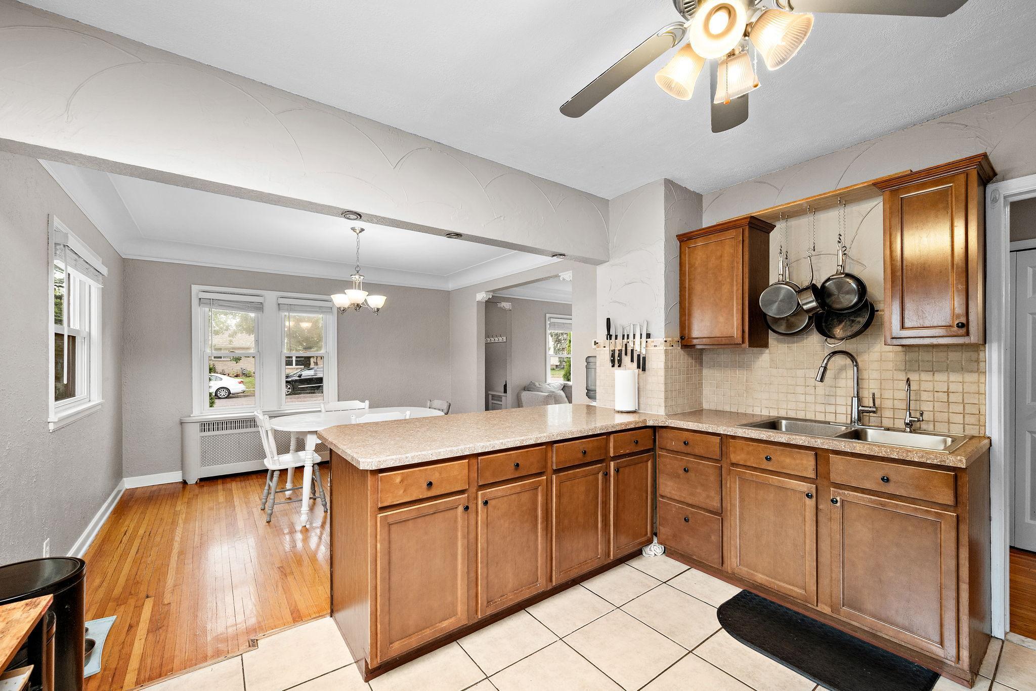 727 Cottage Avenue E