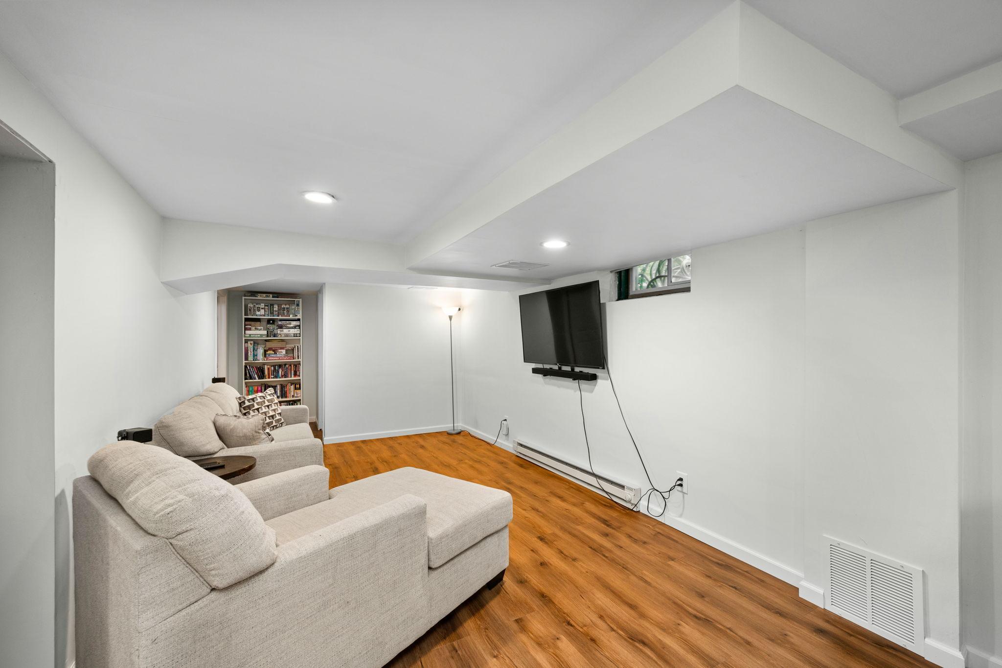 727 Cottage Avenue E