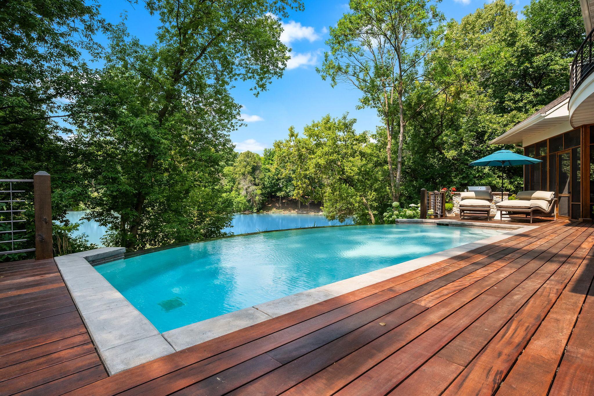 15 Queensland Lane N