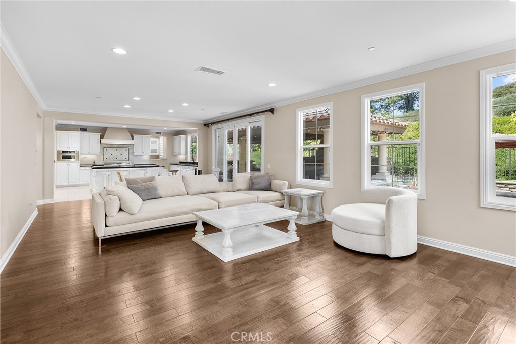 1009 Newhall