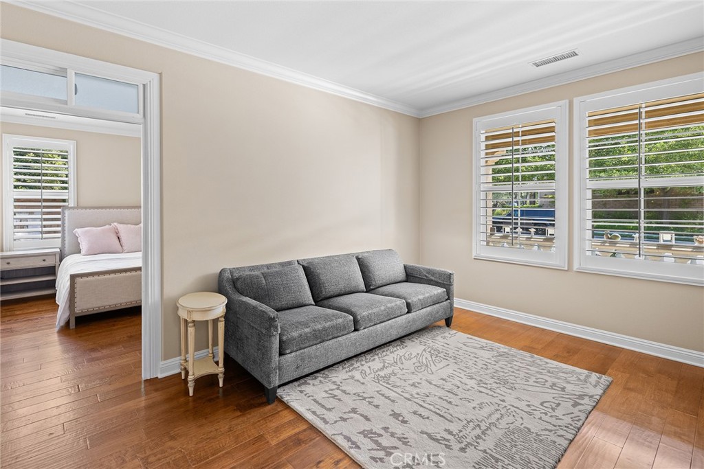 1009 Newhall