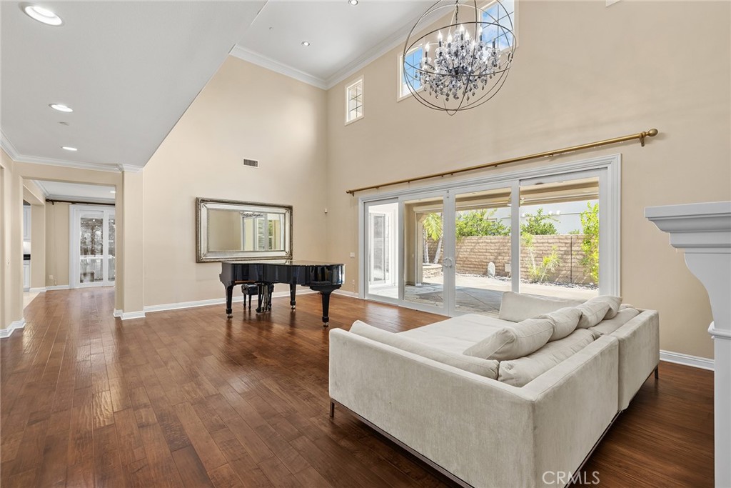1009 Newhall
