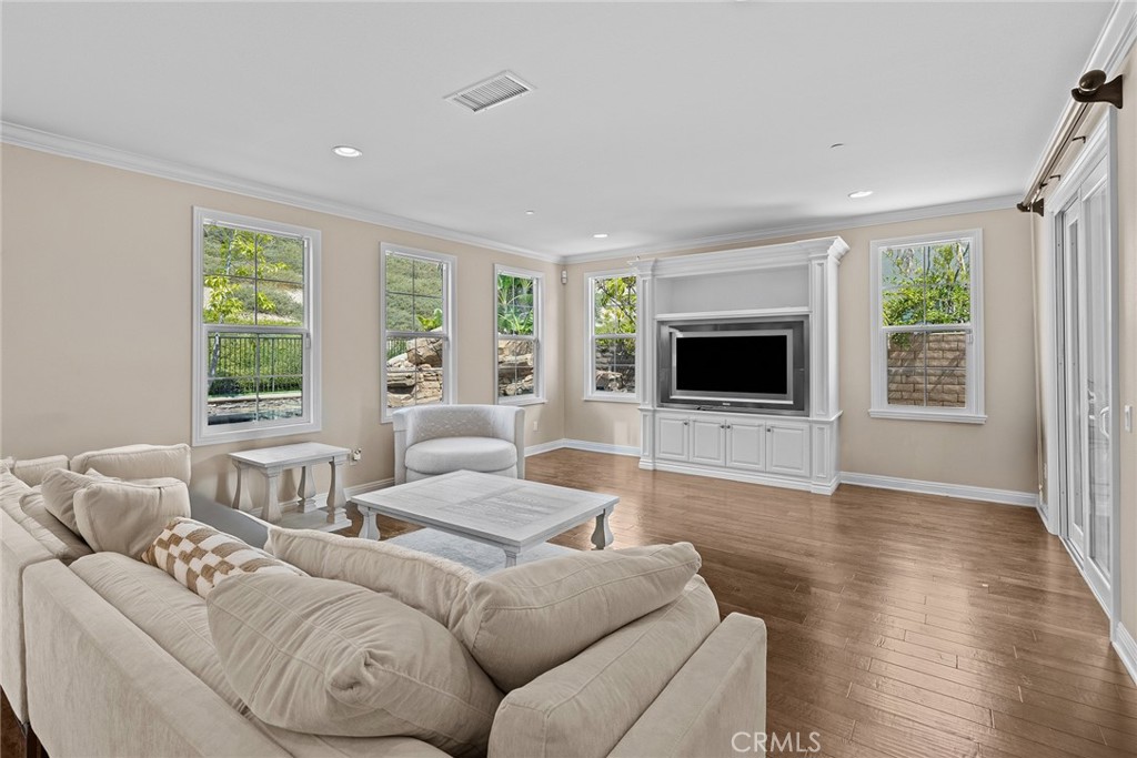 1009 Newhall