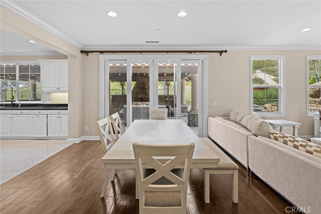 1009 Newhall
