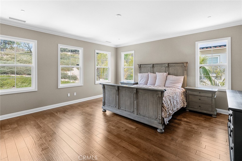 1009 Newhall