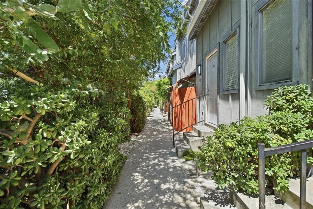 9332 Van Nuys 69