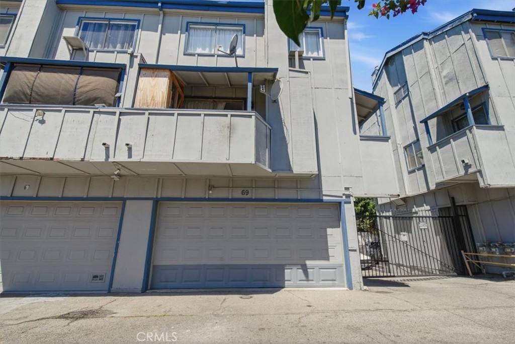 9332 Van Nuys 69