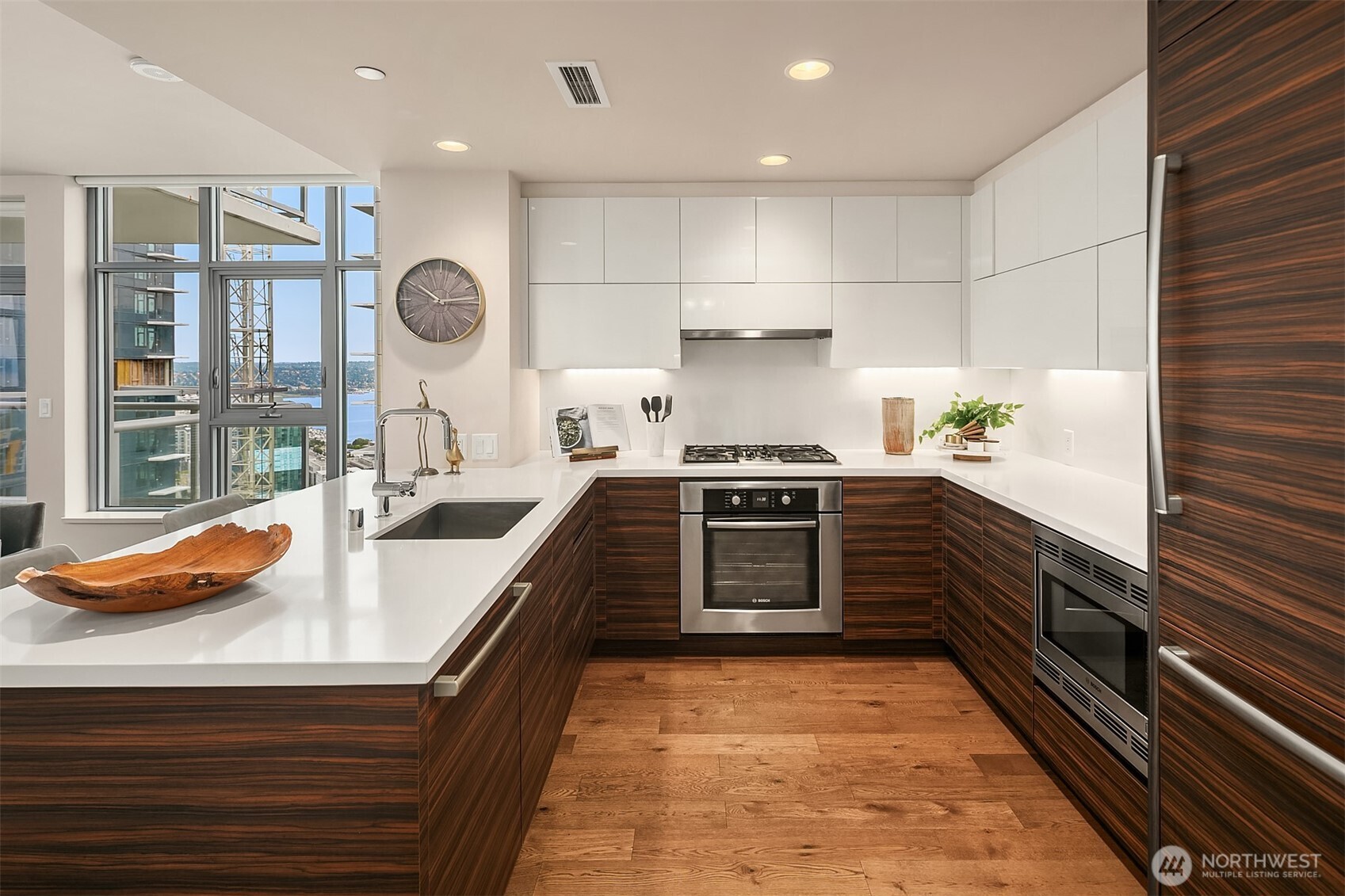 588 Bell Street Unit: 3702S