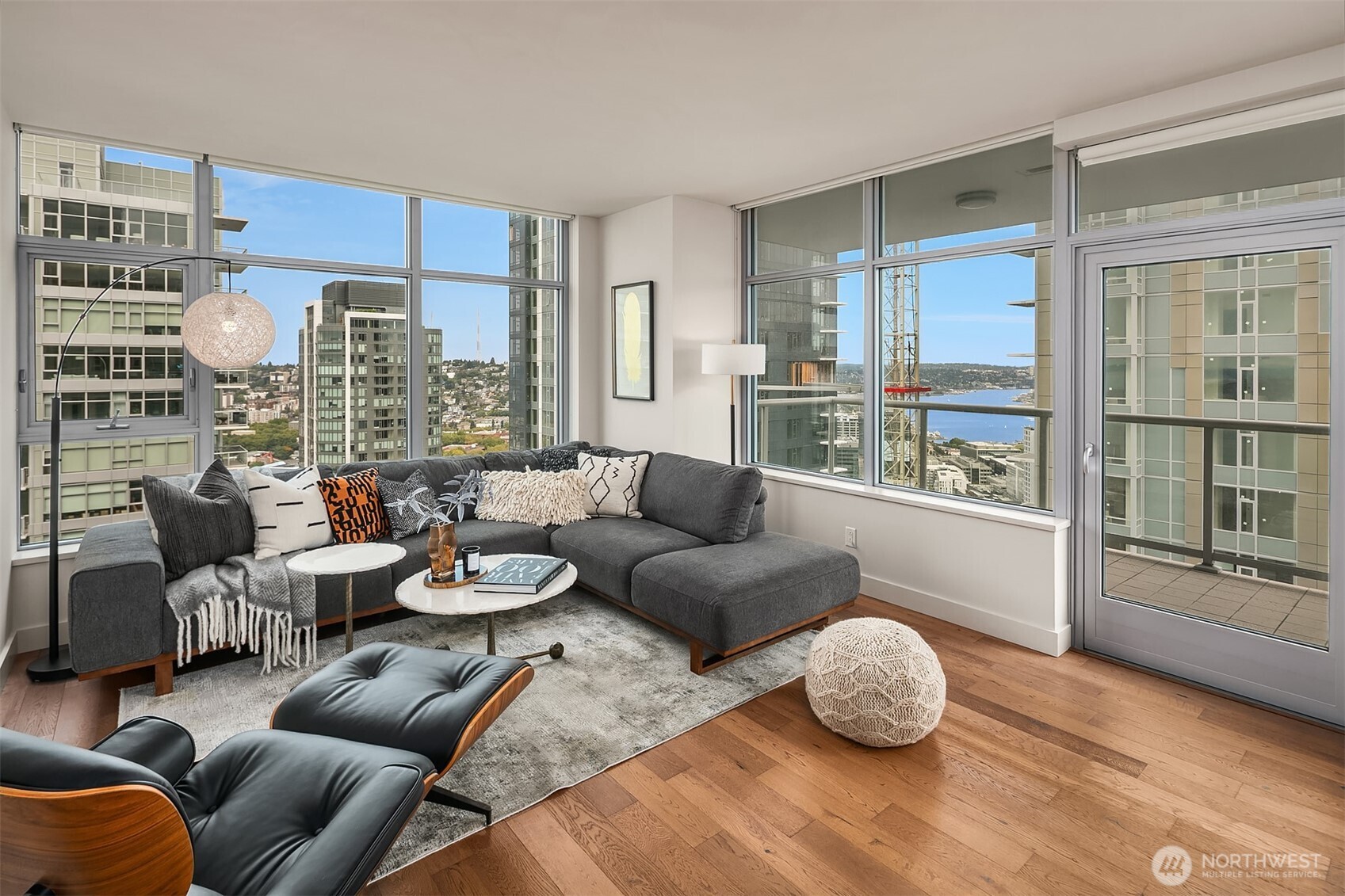 588 Bell Street Unit: 3702S
