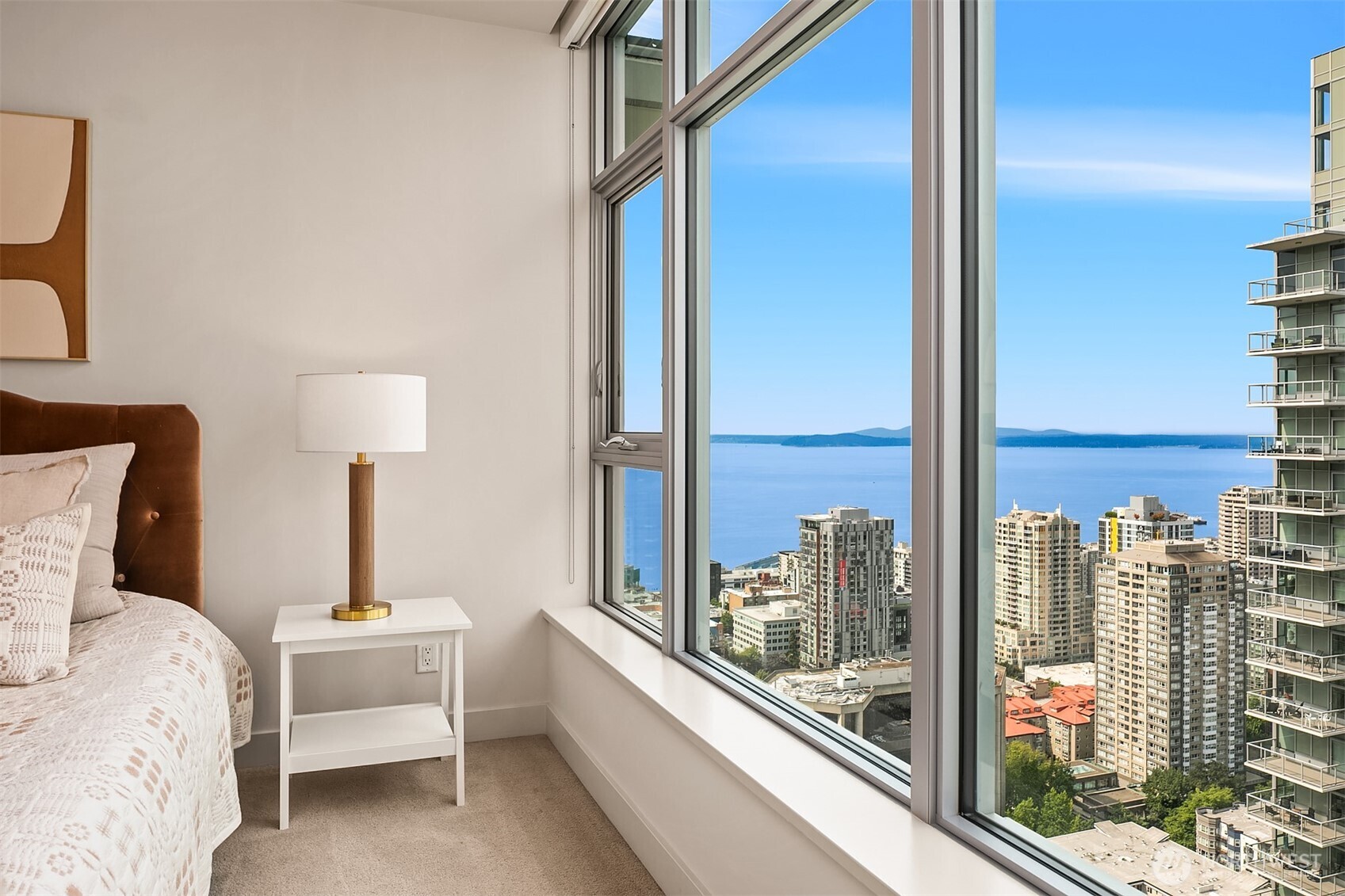 588 Bell Street Unit: 3702S