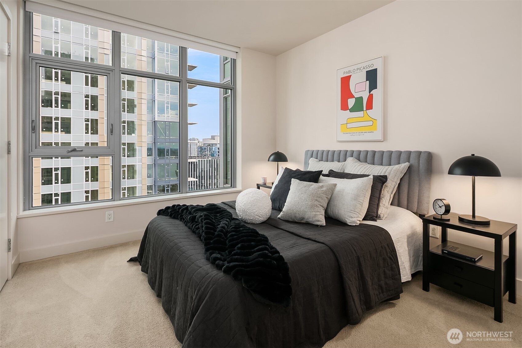 588 Bell Street Unit: 3702S