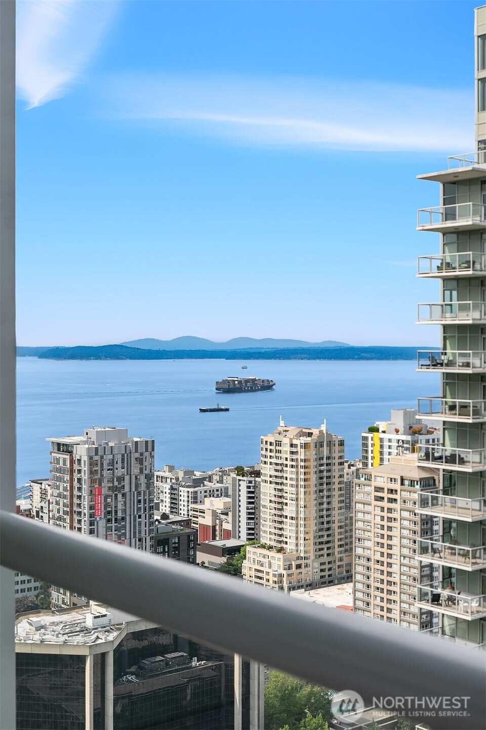 588 Bell Street Unit: 3702S