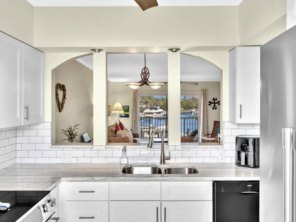 230 N Federal Highway 201