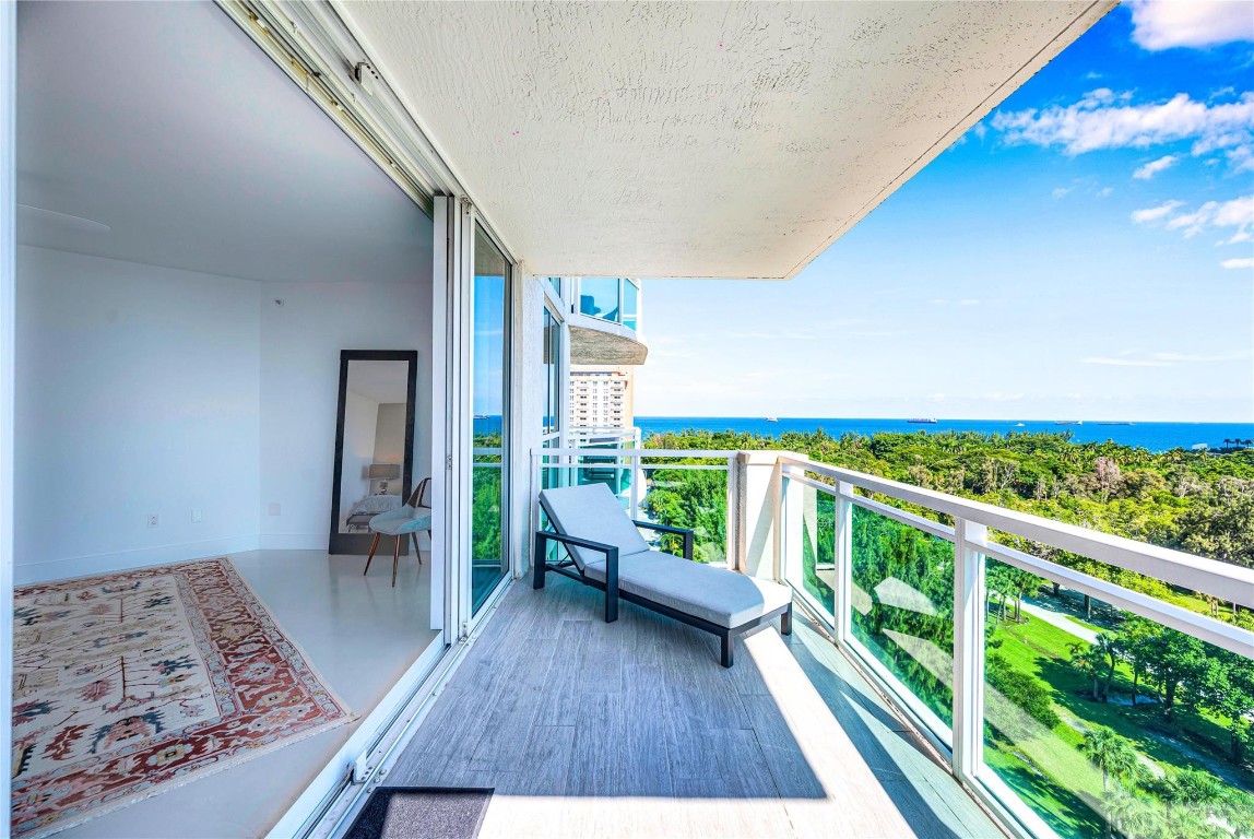 2845 NE 9th St Unit: 1101