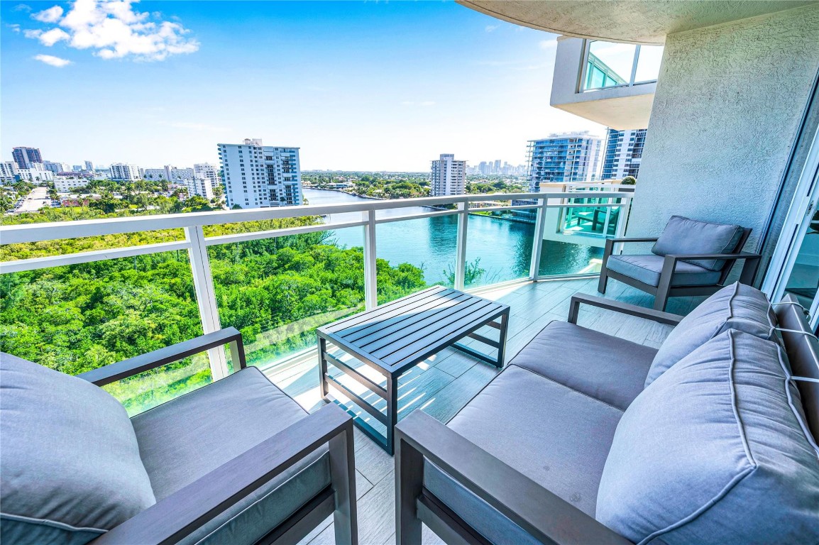 2845 NE 9th St Unit: 1101