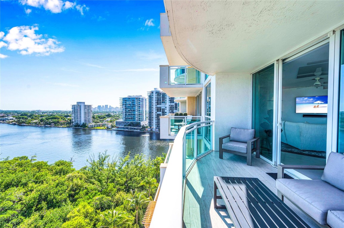 2845 NE 9th St Unit: 1101