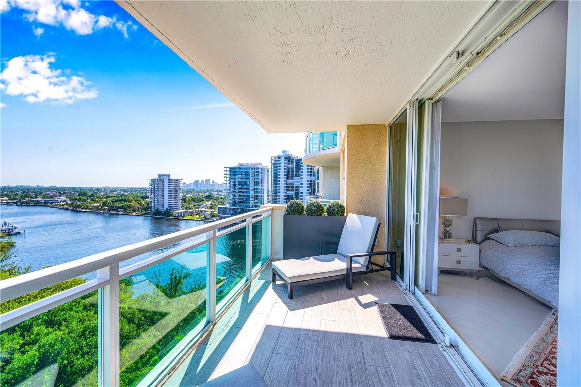 2845 NE 9th St Unit: 1101