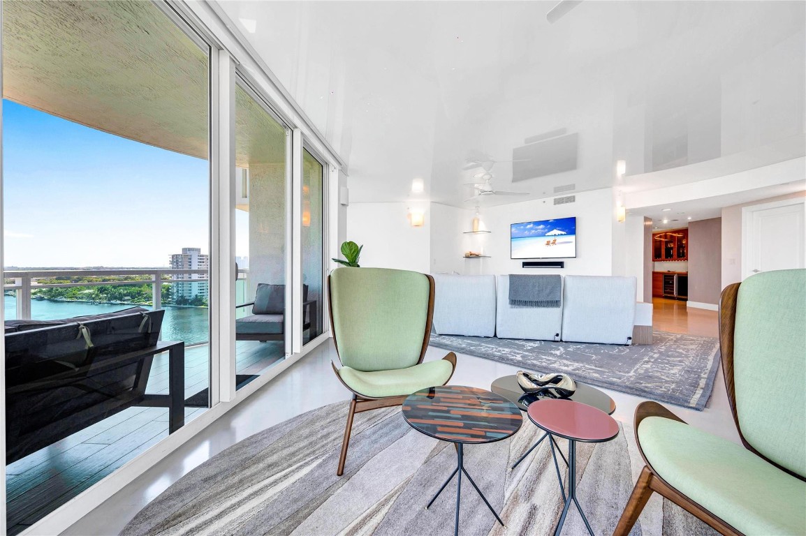 2845 NE 9th St Unit: 1101