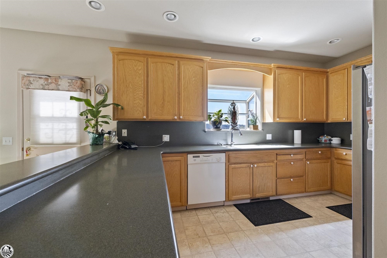 17313 Valley Oak