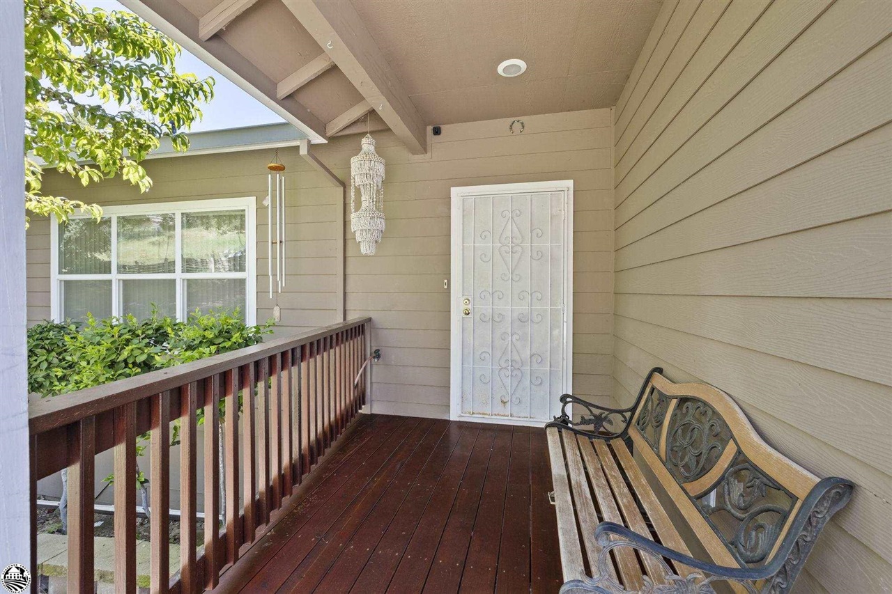 17313 Valley Oak