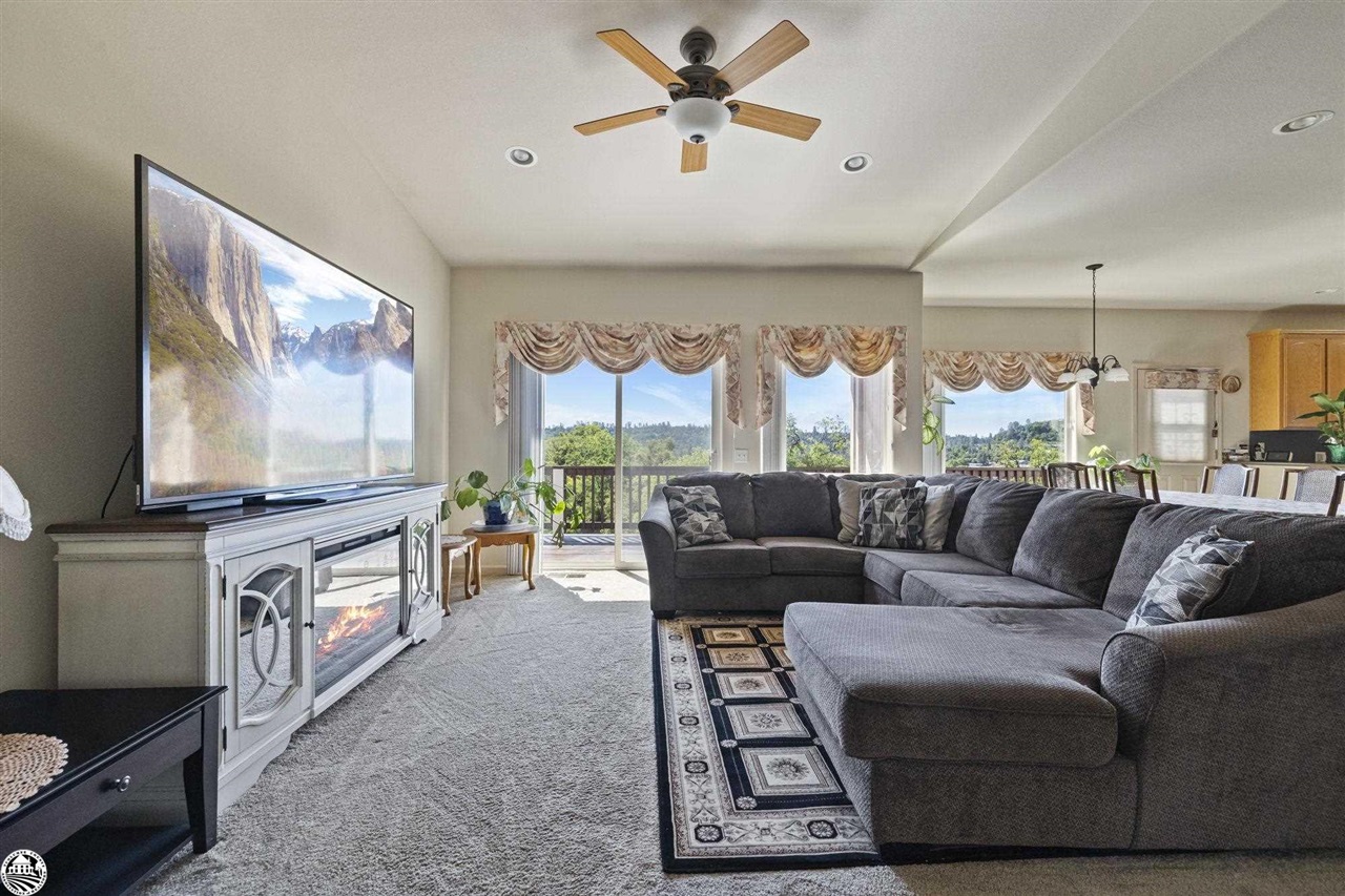 17313 Valley Oak