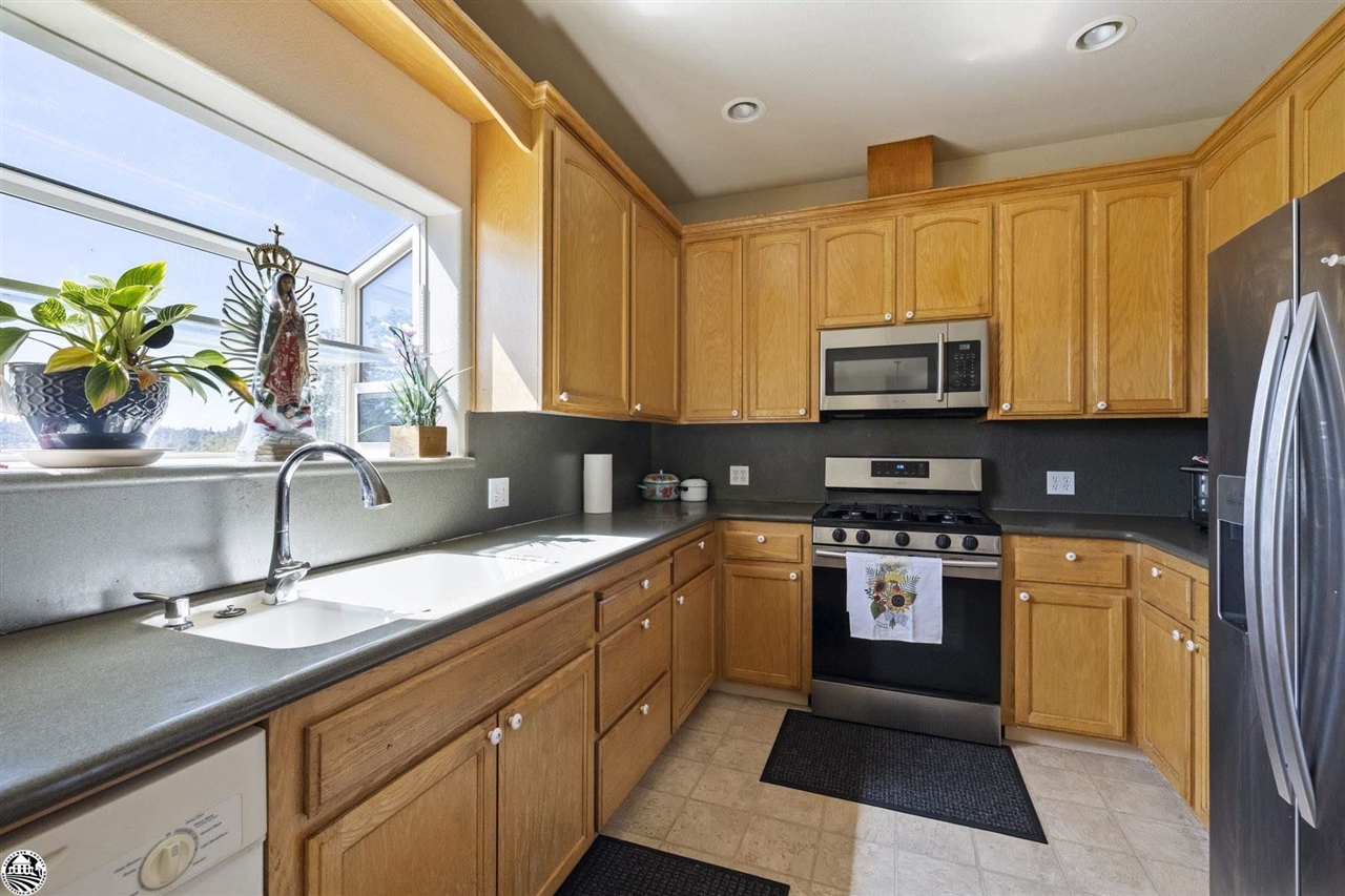 17313 Valley Oak