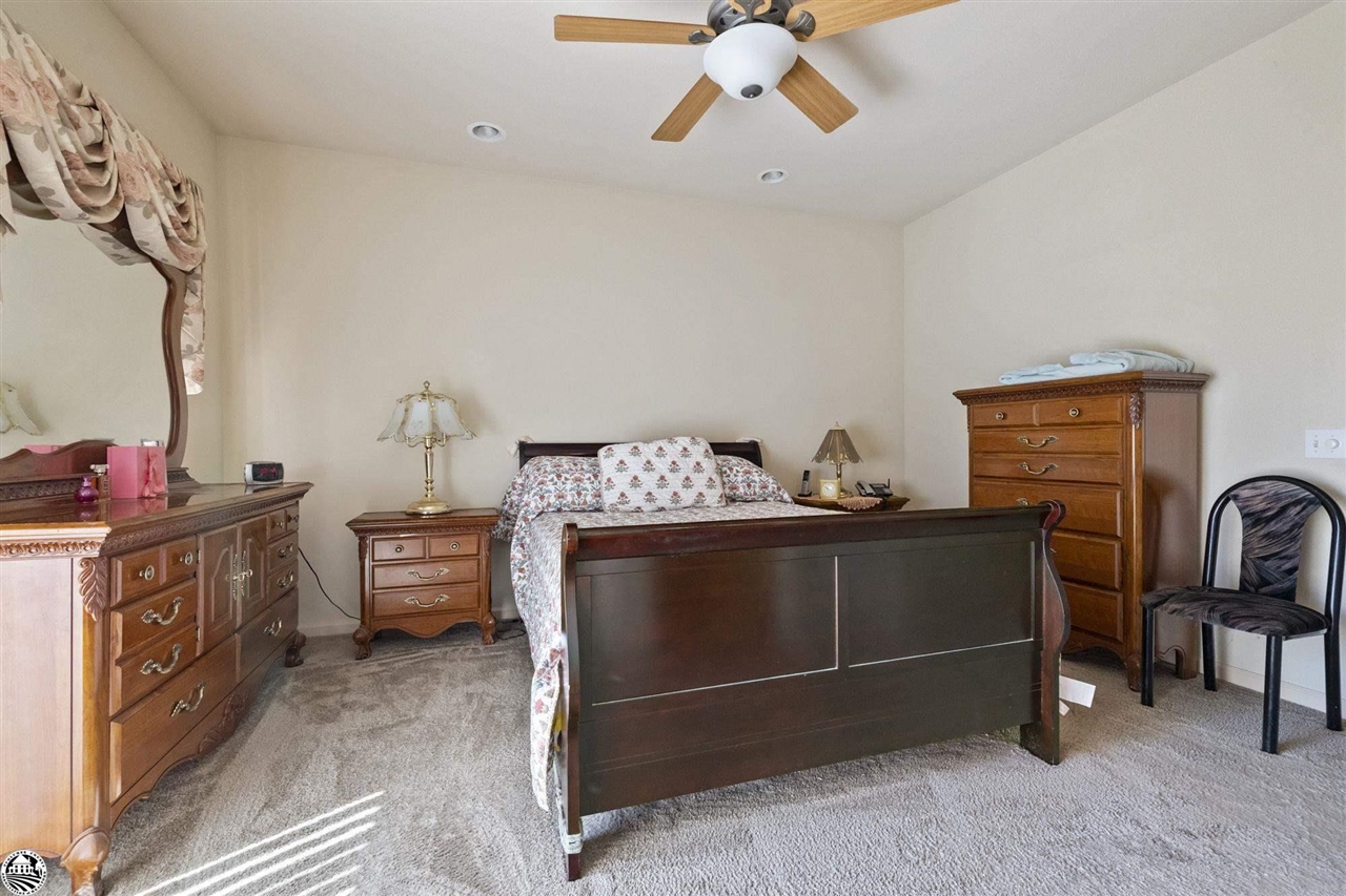 17313 Valley Oak