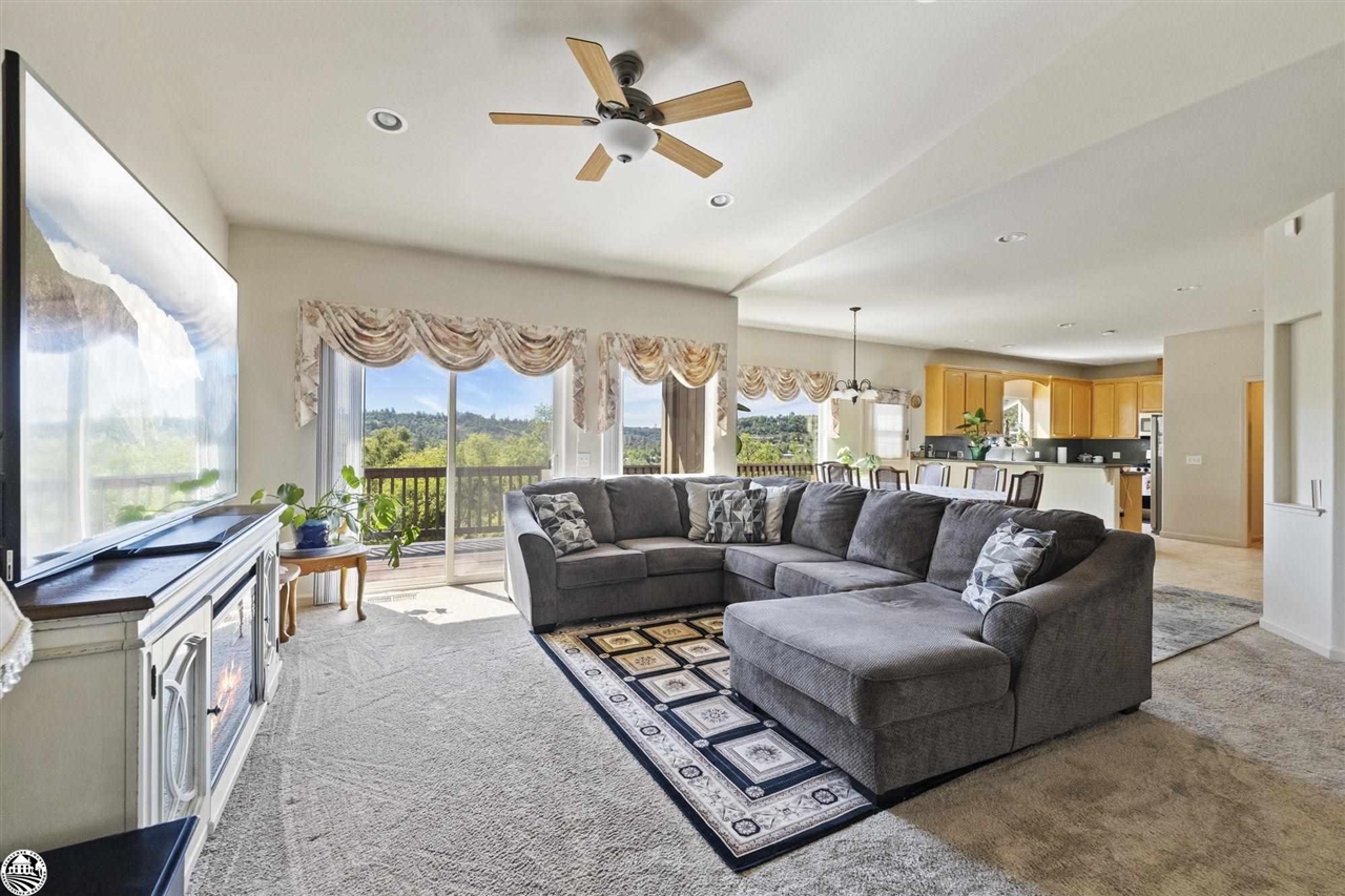 17313 Valley Oak