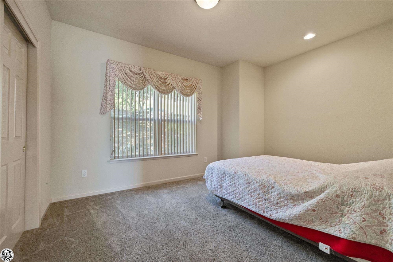 17313 Valley Oak
