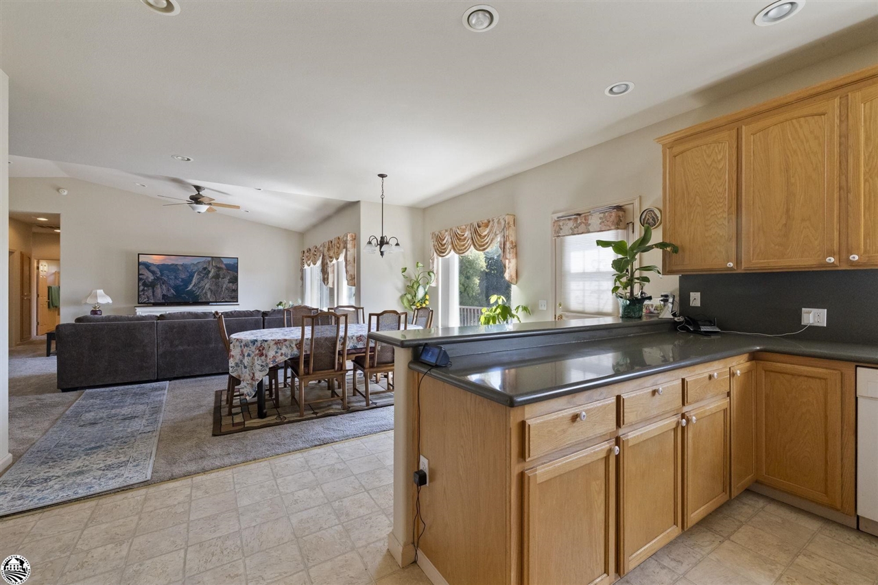 17313 Valley Oak