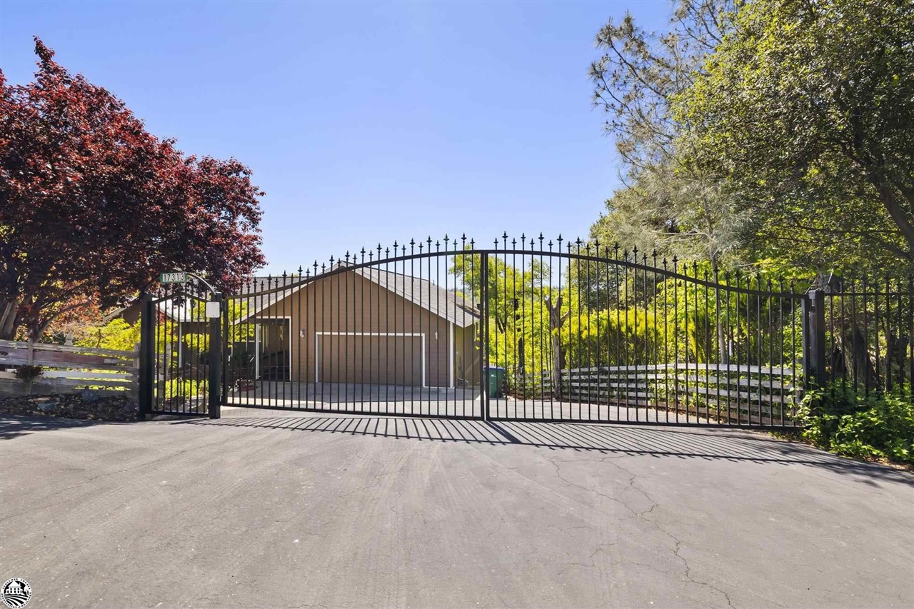 17313 Valley Oak