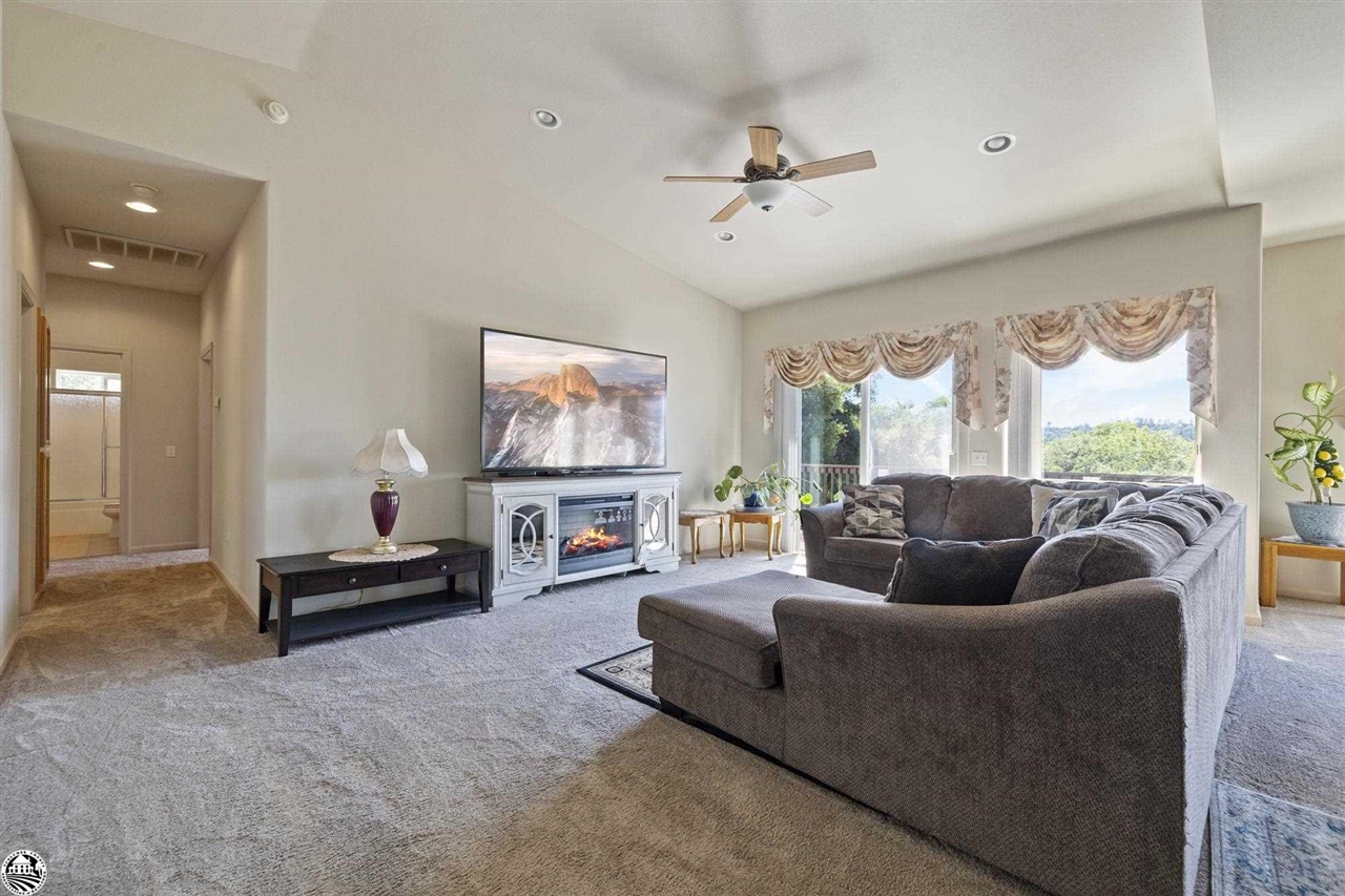 17313 Valley Oak