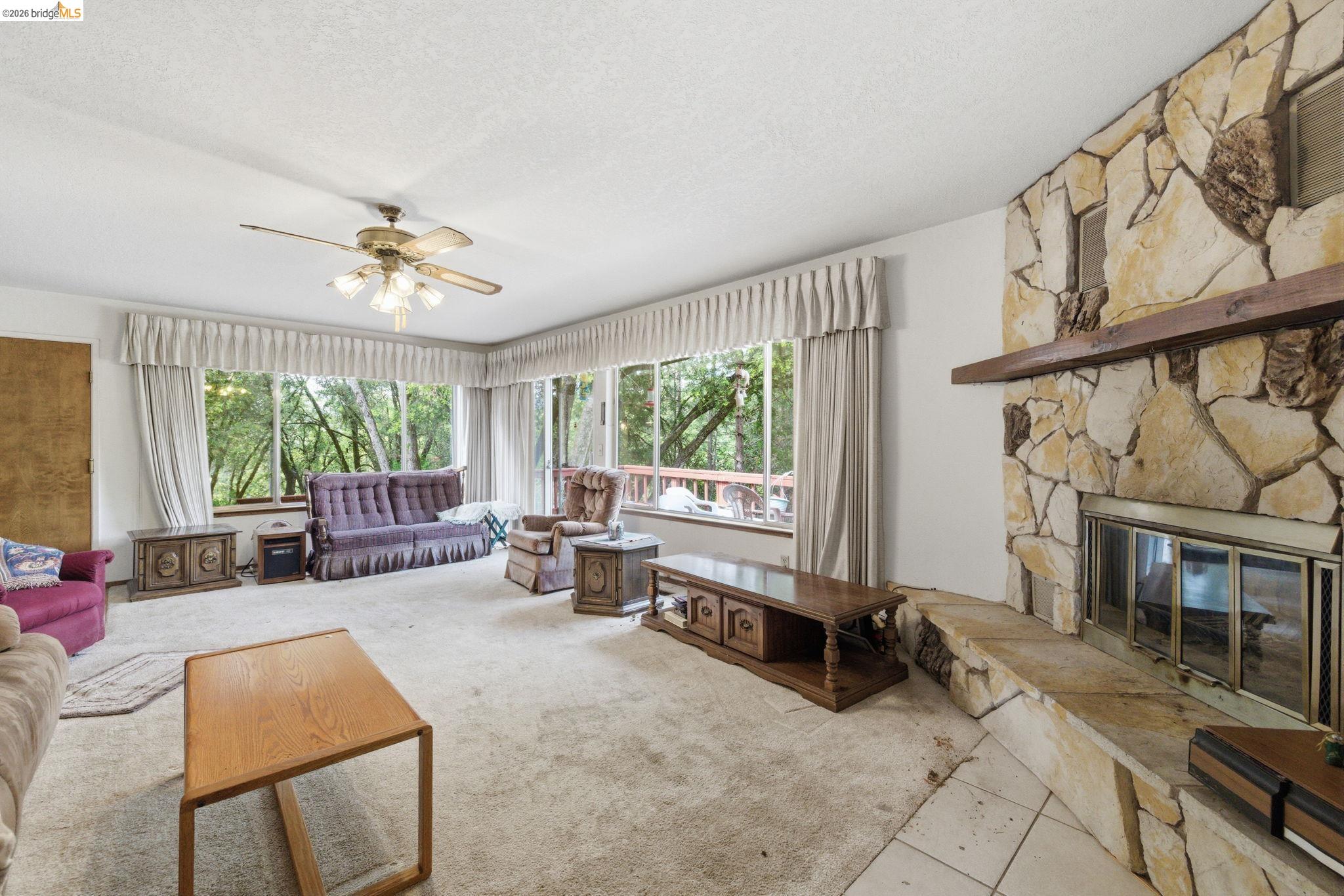 21441 Crestview Dr