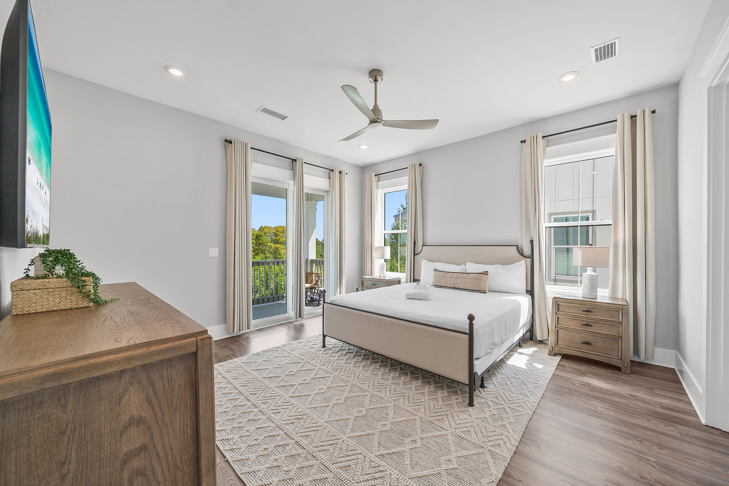 28 W Queen Palm Drive