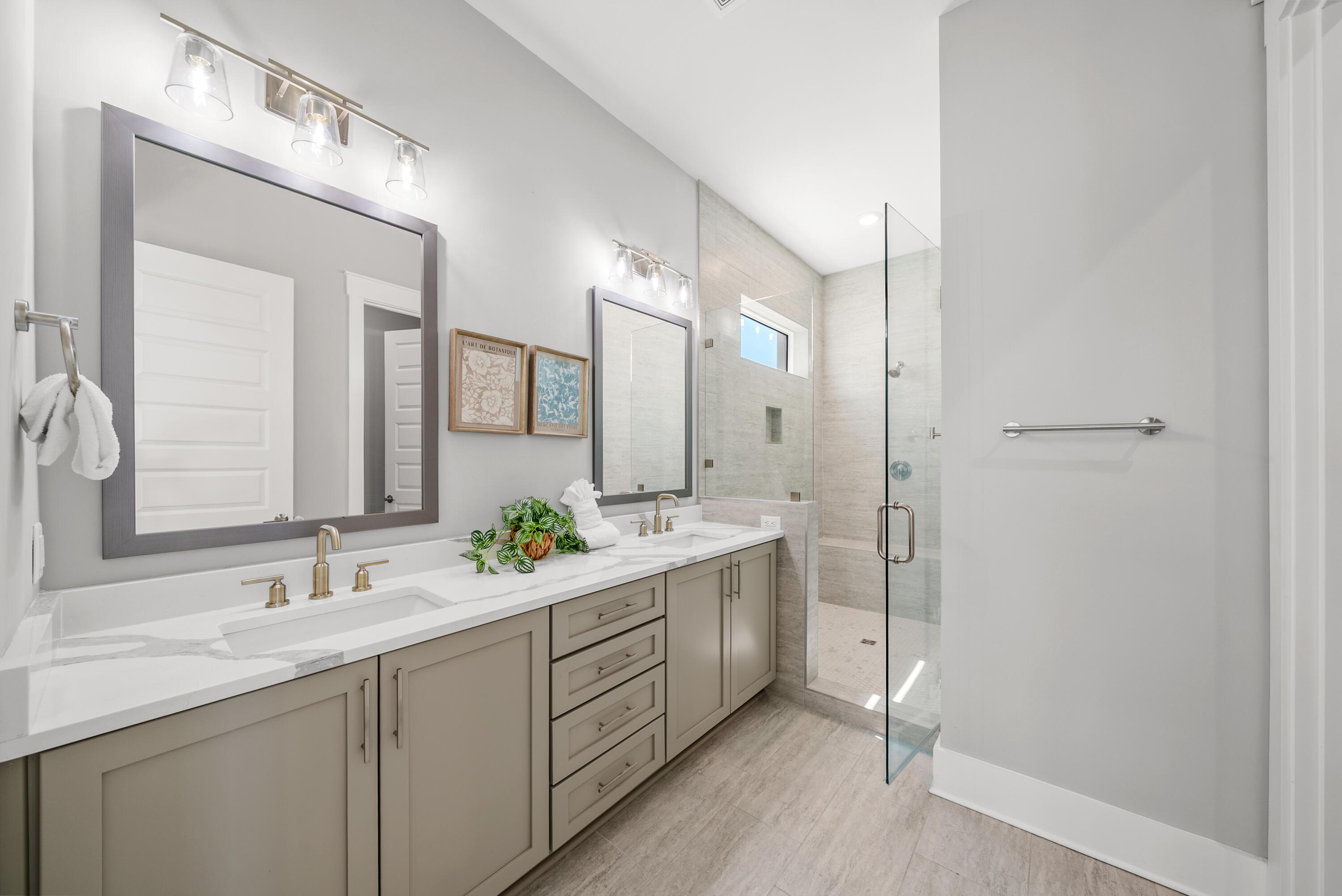 28 W Queen Palm Drive