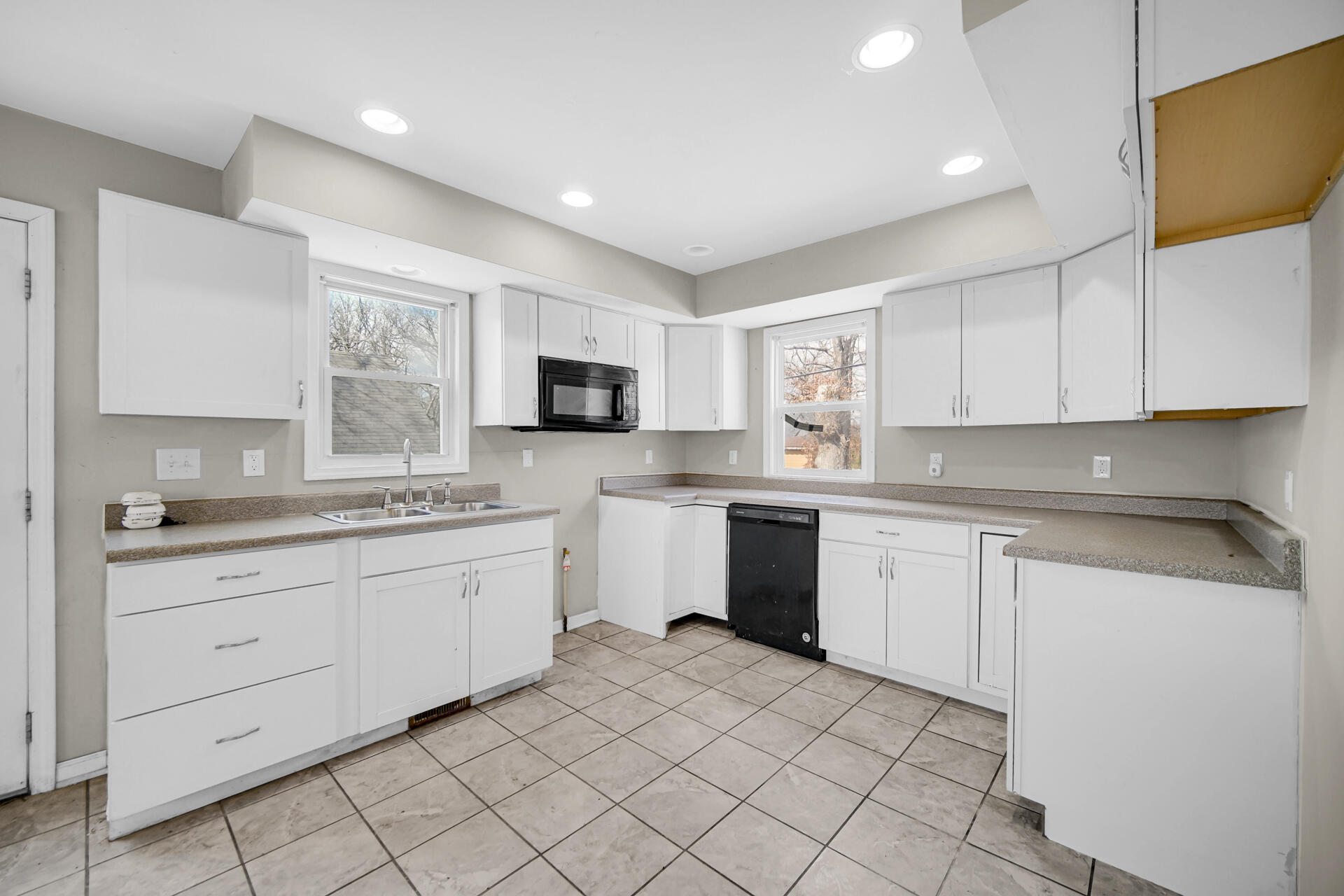 6415 W 146th Place